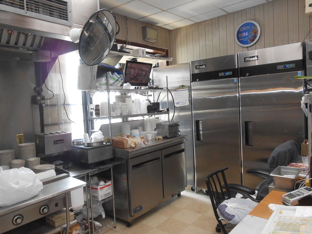 Leo's Seafood Restaurant : 13804 Coastal Hwy, Ocean City, MD 21842